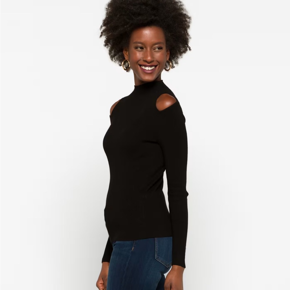 DESIGN HISTORY
Elias Cut Out Detail Mockneck
Pullover